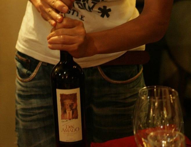 양갱은 레스토랑에서 일할 때 여유가 생기면 동료들과 함께 와인을 자주 마셨는데, 그는 마트 와인 100개 섭렵하기 와 같은 목표를 세우기도 했다._출처: Yanggang Wine TV