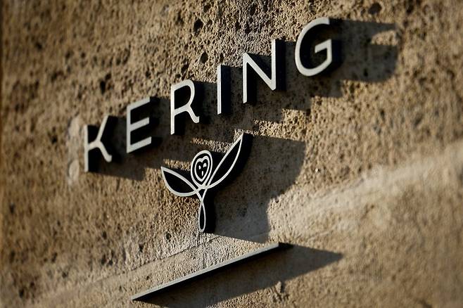 명품 브랜드 구찌를 소유한 프랑스 케링그룹이 명품 향수 업체 크리드를 인수한다. 사진은 2월 13일(현지시간) 프랑스 파리 케링 본사 앞에 붙어 있는 로고. 로이터연합