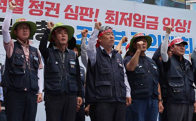 김동명 한국노총 위원장(가운데)을 비롯한 관계자들이 구호를 외치고 있다. 신소영 기자