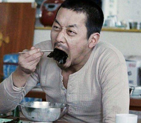 영화 '황해'에서 하정우가 김을 먹고 있는 장면.