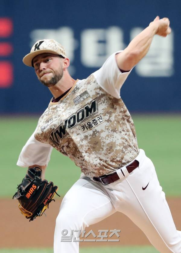 2023 KBO 프로야구 키움히어로즈와 두산베어스의 경기가 25일 오후 서울 고척스카이돔에서 열렸다. 첫 출전을 한 키움 맥키니가 선발 등판해 역투하고 있다. 고척=김민규 기자 mgkim1@edaily.co.kr /2023.06.25/