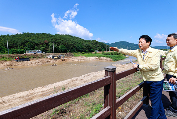 이병환 성주군수(왼쪽)가  백천(동암제) 하상정비공사 현장을 둘러보고 있다. [사진=성주군]