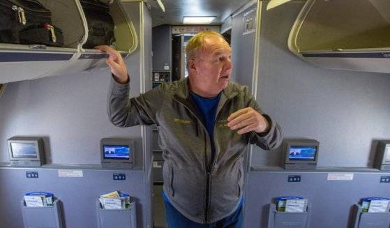 미국 유나이티드 항공의 첫 번째 평생 항공권 고객인 톰 스투커. 사진 워싱턴포스트 캡처