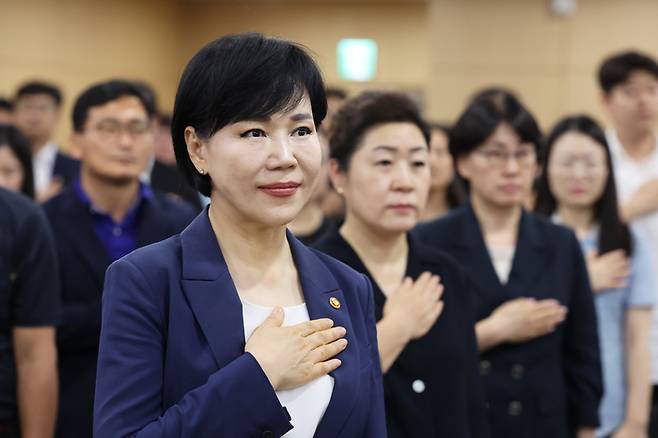 전현희 국민권익위원장이 27일 정부세종청사에서 열린 이임식에서 국기에 경례하고 있다. 연합뉴스