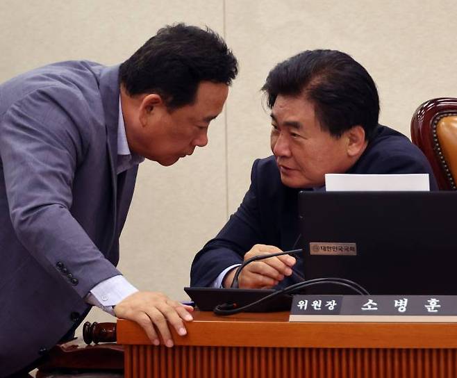 27일 국회 농림축산식품해양수산위원회 전체회의에서 소병훈 위원장과 민주당 어기구 의원이 대화하고 있다.&nbsp; &nbsp;연합뉴스