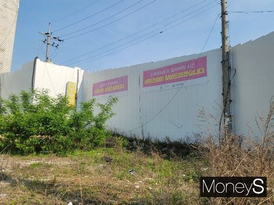 지난 5월8일 찾은 경기 남양주시 평내동 산87-11번지 일대 평내1구역 재건축(진주아파트) 추진 현장. '진주아파트의 잃어버린 시간 서희건설이 찾아드리겠습니다'라는 문구가 적혀있는 현수막이 보인다. /사진=신유진 기자