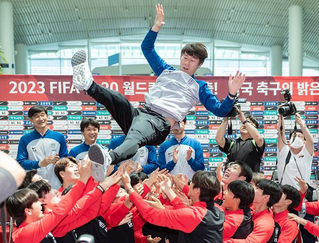 대한축구협회가 U-20 대표팀에게 포상금 지급안을 확정했다. 사진은 선수들이 김은중 감독을 헹가래를 치는 모습/사진=뉴스1