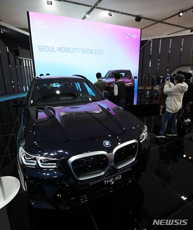 [서울=뉴시스] BMW 코리아가 22일  국내 출시한 새로운 순수전기 모델 iX와 iX3 (사진=BMW 코리아 제공)