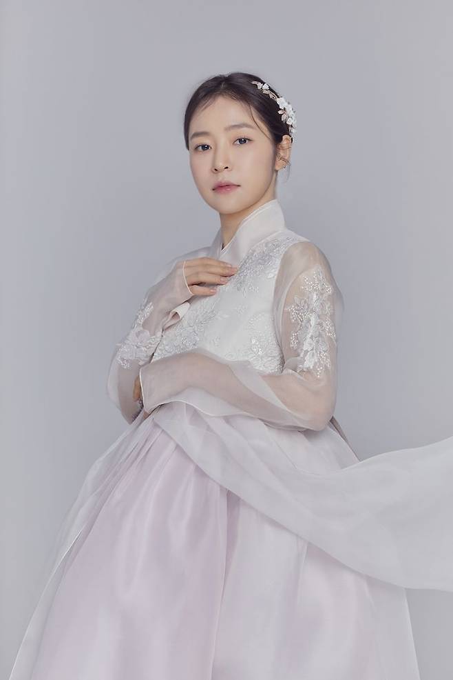 = Singer Hongja exuded a palette of charm.On the 27th, Hongja unveiled a colorful charm picture through his agency Mystic Story.Hongja in the picture is wearing a white dress shirt with a mischievous smile and a delightful charm. Hongja also wears a blue suit dress and boasts a sophisticated charm.Hongja, dressed in two colors of white and purple, showed a pure and colorful visual. She also showed the graceful aspect of the goddess of trot by digging a simple hanbok.Hongja gained popularity in 2019 by appearing on TV Chosuns Tomorrow is Miss. Trot. Since then, she has been active in various entertainment shows such as SBSs The Girls Who Hit the Goal and TV Chosuns Tuesday is Good at Night.In addition, Hongja donated 201 blood donations to Gachon University Gil Hospital along with the fan club Hongja Era on the 7th.