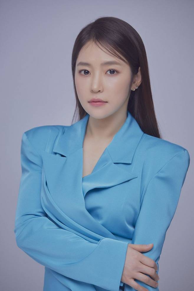 = Singer Hongja exuded a palette of charm.On the 27th, Hongja unveiled a colorful charm picture through his agency Mystic Story.Hongja in the picture is wearing a white dress shirt with a mischievous smile and a delightful charm. Hongja also wears a blue suit dress and boasts a sophisticated charm.Hongja, dressed in two colors of white and purple, showed a pure and colorful visual. She also showed the graceful aspect of the goddess of trot by digging a simple hanbok.Hongja gained popularity in 2019 by appearing on TV Chosuns Tomorrow is Miss. Trot. Since then, she has been active in various entertainment shows such as SBSs The Girls Who Hit the Goal and TV Chosuns Tuesday is Good at Night.In addition, Hongja donated 201 blood donations to Gachon University Gil Hospital along with the fan club Hongja Era on the 7th.