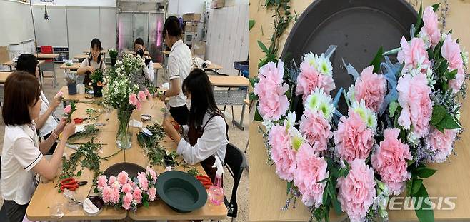 [수원=뉴시스] 27일 용인바이오고등학교 학생들이 ‘호국보훈의 달 모범국가보훈대상자 포상 전수식’ 수상자에게 전달할 코사지를 만들고 있다. (사진=경기동부보훈지청)