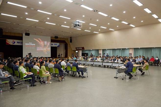 [통영=뉴시스] 신정철 기자= 경남 통영시는 지난 26일 시청 강당에서 천영기 시장 주재로 전 부서장·읍·면·동장을 비롯한 관계공무원 및 통영경찰서, 통영해양경찰서, 통영교육지원청, 통영소방서, 전국모범운전자회통영지부, 통영시새마을교통봉사대 등 유관 기관 관계자 150여 명이 참석한 가운데 제62회 통영한산대첩축제 성공 개최를 위한 준비상황 보고회를 갖고 있다.(사진=통영시 제공).2023.06.27. photo@newsis.com *재판매 및 DB 금지