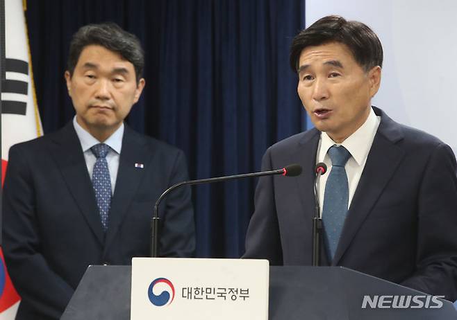 [서울=뉴시스] 김명원 기자 = 오승걸 교육부 책임교육정책실장이 26일 서울 종로구 정부서울청사에서 2024학년도 수능 6월 모의평가에서 교육부가 추린 '킬러문항'에 대해 설명하고 있다. 2023.06.26. kmx1105@newsis.com