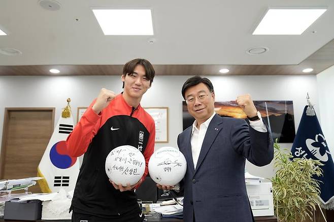 [서울=뉴시스]FIFA U20 월드컵 4강 김지수 귀국, 구단주와 차담. 2023.06.13. (사진=성남FC 제공)  *재판매 및 DB 금지