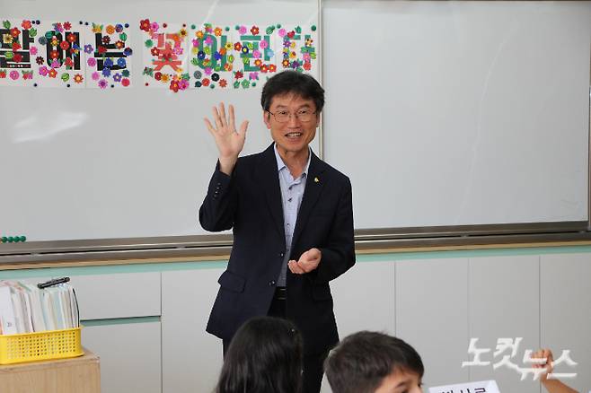 천창수 울산교육감이 학생들의 한국어 수준과 학교생활 적응을 점검하면서 아이들을 격려하고 있다. 반웅규 기자