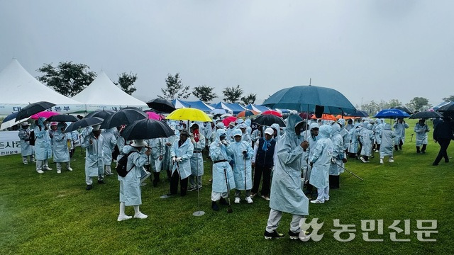 26일 경기 연천파크골프장에서 열린 ‘제1회 농촌사랑 파크골프대회’ 경기·인천·서울 예선전에서 참가선수들이 개막식을 마친 후 경기를 하러 자리를 옮기고 있다.