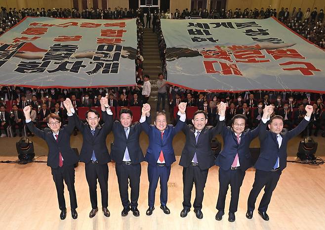 ‘대구·경북 신공항 특별법 국회 통과 기념’ 대구시 전 직원 조회에서 신공항 응원 현수막 펼침 행사가 열리고 있다. 대구시 제공