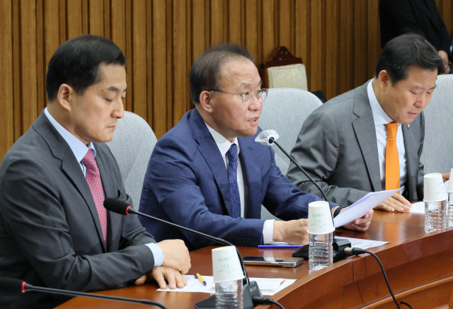 윤재옥(가운데) 국민의힘 원내대표가 27일 국회에서 열린 원내대책회의에서 발언하고 있다. 연합뉴스