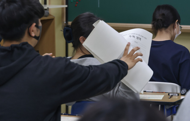 6월 모의평가 보는 수험생들 (서울=연합뉴스) 류영석 기자 = 2024학년도 대학수학능력시험 6월 모의평가가 열린 1일 오전 서울 양천구 목동 종로학원에서 수험생들이 시험지를 받고 있다. 2023.6.1 [공동취재] ondol@yna.co.kr (끝)