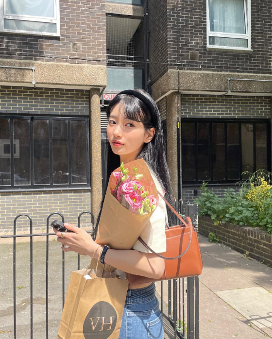 Bae Suzy posted an article 1 in London and several photos on his instagram on the 27th.On the other hand, Bae Suzy has starred in Kupang play Anna last year and collected topics.