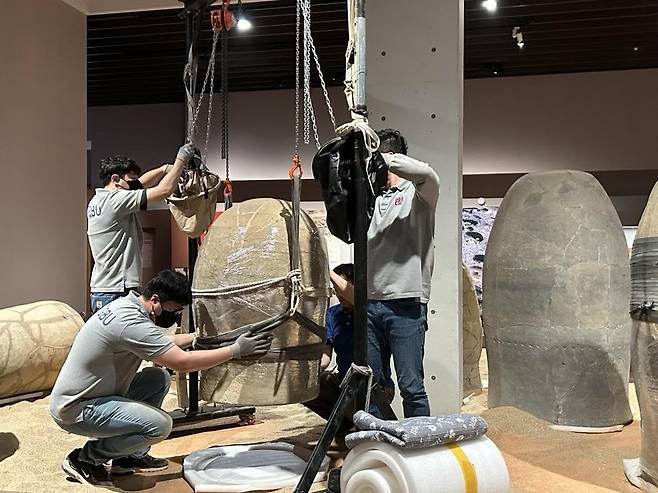 독널 '건강검진'     (나주=연합뉴스) 김예나 기자 = 지난 4월 방문한 국립나주박물관에서 관계자들이 독널 상태를 확인하고 조사하기 위한 3차원(3D) 스캔을 진행하는 모습. 2023.6.27
    yes@yna.co.kr