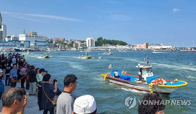 폐기물 매립장 건설 반대 해상 시위 (강릉=연합뉴스) 유형재 기자 = 27일 오후 강원 강릉시 주문진항에서 어선들이 태영동부환경이 주문진에 조성을 추진하는 지정 폐기물 매립장 반대를 촉구하는 해상 시위를 하고 있다. 2023.6.27 yoo21@yna.co.kr