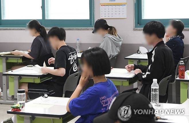 대학수학능력시험 6월 모의평가 치르는 수험생들 (서울=연합뉴스) 대학수학능력시험을 앞둔 고3 수험생들이 지난 1일 서울 송파구 방산고등학교에서 2024학년도 대학수학능력시험 6월 모의평가를 준비하고 있다. 2023.6.1 [사진공동취재단] photo@yna.co.kr