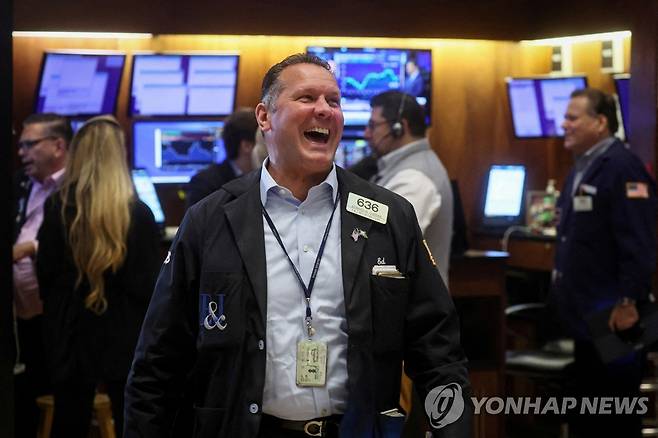 NYSE 입회장에서 일하는 트레이더의 모습 [연합뉴스 자료사진]