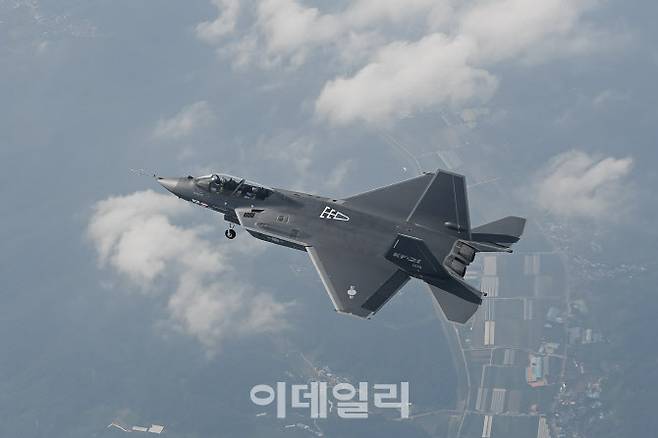 KF-21 시제 6호기 첫 비행을 하고 있다. (사진=방위사업청)