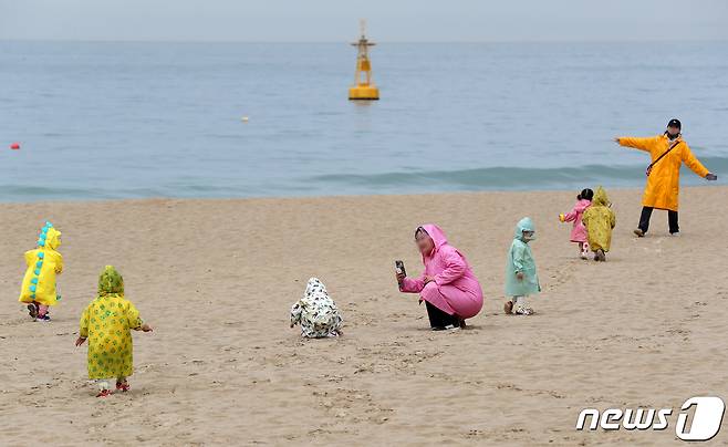 부산 해운대해수장에서 알록달록 다양한 우의를 입은 어린이들이 즐거운 시간을 보내고 있다. 2023.6.1/뉴스1 ⓒ News1 윤일지 기자