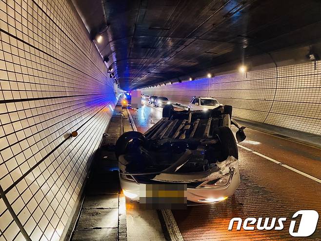 27일 오후 11시20분께 부산 남구 문현동 황령터널에서 교통사고가 발생해 택시가 전복됐다.(부산 남부경찰서 제공)