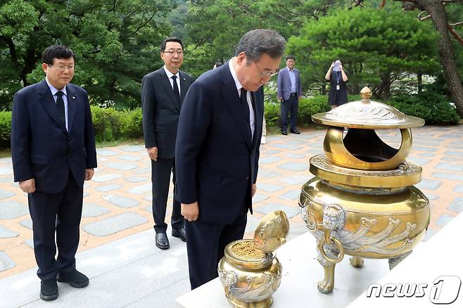 이낙연 전 더불어민주당 대표가 28일 오전 서울 동작구 국립현충원 김대중 전 대통령 묘역에서 참배하고 있다. 2023.6.28/뉴스1 ⓒ News1 황기선 기자