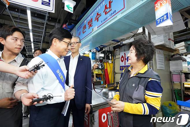 송상근 해양수산부 차관이 28일 서울 가락농수산물종합도매시장을 찾아 상인의 애로사항을 청취하고 있다.(해양수산부 제공)