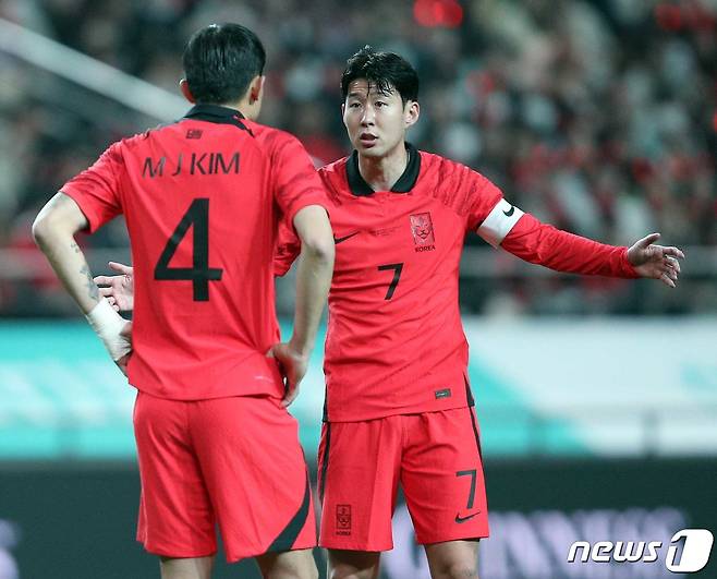 손흥민과 김민재가 28일 오후 마포구 상암동 서울월드컵경기장에서 열린 축구 국가대표 평가전 대한민국과 우루과이의 경기에서 대화를 나누고 있다. 손흥민, 이강인, 김민재, 조규성 등 카타르월드컵 멤버 대부분이 소집돼 지난 24일 울산서 열린 콜롬비아전에서 2-2로 비겼던 '클린스만호'는 우루과이를 상대로 출항 후 첫 승리에 도전한다. 2023.3.28/뉴스1 ⓒ News1 박정호 기자