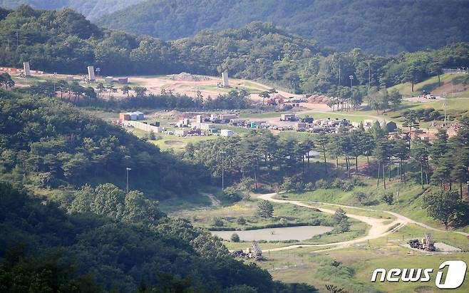 22일 오후 경북 성주군 주한미군 고고도미사일방어체계(THAAD·사드) 기지에 발사대가 기지 상공을 향해 세워져 있다.  2023.6.22/뉴스1 ⓒ News1 공정식 기자