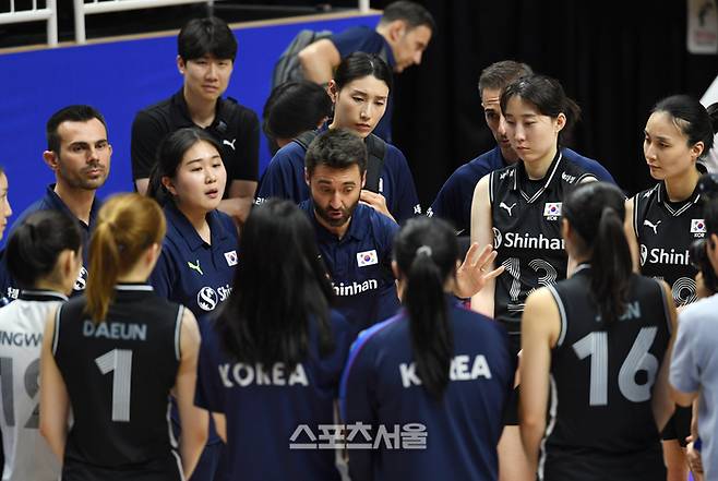 한국 여자배구 대표팀의 김연경 어드바이저(가운데 위)가 27일 서수원칠보체육관에서 열린 2023 수원 발리볼네이션스리그 불가리아와 경기에서 세트 스코어 1-3으로 패한 뒤 세자르 에르난데스 감독의 이야기를 듣고 있다. 2023. 6. 27. 수원 | 박진업기자 upandup@sportsseoul.com