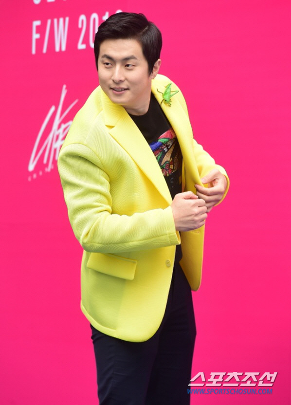 Webtoon writer and broadcaster Kian84 has swept the cast member Chenghua Emperor rankings.In the 4th week of June, Good Data TV-OTT nondrama / show cast member Chenghua Emperor was named 2nd and 9th place twice.It realizes the popularity of Kian84 which is emerging as a strong target candidate of MBC entertainment target in 2023.According to a survey released on the 27th by Fundex, the official platform service of Good Data Corporation, a K-content competitiveness analysis agency, Kian84 appeared in Season 2 of WorldAround the World in 80 Days (hereinafter referred to as tae gyeAround the World in 80 Days) and ranked second overall, and at the same time, it became a hot topic in I Live Alone and ranked ninth.Kian84s performance appeared evenly in each of the four elements that make up the Chenghua Emperor.In tae gyeAround the World in 80 Days season 2, the video about India life became the topic, and the cast member video clip part and the news part came second respectively, and the solo motel trip which was shown in I live alone It became the issue in the netizens posts and comments, and it became the fifth place in the VON (Voice of Netizen) category.In addition, the nondrama / show cast member Chenghua Emperor ranked 7th with Kian84 and Dex, who appeared in Season 2 of Tae gyeAround the World in 80 Days.Kian84 is playing a great role in weekend entertainment. Kian84 appeared in full-fledged MBC entertainment I live alone in 2016, and has been steadily loved by viewers with an innocent appearance that can not be found as a pretense.Especially, tae gyeAround the World in 80 Days, which was broadcasted last year, travels to South America and India through season 1 and 2, and it is bursting with artistic sense and charm potent.Kian84, who is so unpredictable that he is nicknamed The Man Who Lives in the Bore, has solidified Jasins unique color by breaking away from the format and touching lines shown by other travel entertainment shows in Tae gye Around the World in 80 Days.Kian84, who traveled to India in Season 2, which is currently on air, is playing like a fish that has met the water and is bursting with synergy.Kian84, who was assimilated to them beyond understanding the culture and world view of the Indians who think that the Ganges River is the mothers bosom, gave a deep resonance with the pledge that I should live without regret while I was born after finding the crematorium in Varanasi.On the other hand, when I attended the wedding ceremony in India, I freely danced with the local guests and danced freely.Kian84s big success, tae gyeAround the World in 80 Days season 2, eventually won the first place in 2049 viewership on Sunday in just two times.In Season 2, which was broadcast on the 25th, Pani Bottle said, I have to be nervous among travel creators these days.Kian84 is about to say that I have traveled to India, said Kian84 as a big newcomer in travel content.Kian84 is like a treasure of the broadcasting world, he praised Kian84.Kian84, who grew up as an entertainer who grew up in both the audience rating and the Chenghua Emperor, naturally named him as a target candidate.On the 23rd broadcast, Kian84, who traveled alone, ate fried rice without a spoon and ate rice with his bare hands, and Jeon Hyun-moo asked, Kian84, do you want me to give you the target in advance? Im scared of the prize.Did I change? he said, adding, Ive changed so much.Kian84s biggest attraction is its unpretentious and unbiased candor.Kim Ji-woo PD of WorldAround the World in 80 Days was interviewed by a media and said about Kian84, It is interesting to watch broadcasting and daily life are not different at all.There is no countermeasure, but it is an attractive person to approach comfortably in front of prejudice. Attention is focusing on whether Kian84 will continue its upward trend by taking full advantage of Jasins charm and win the grand prize trophy at the year-end awards ceremony.