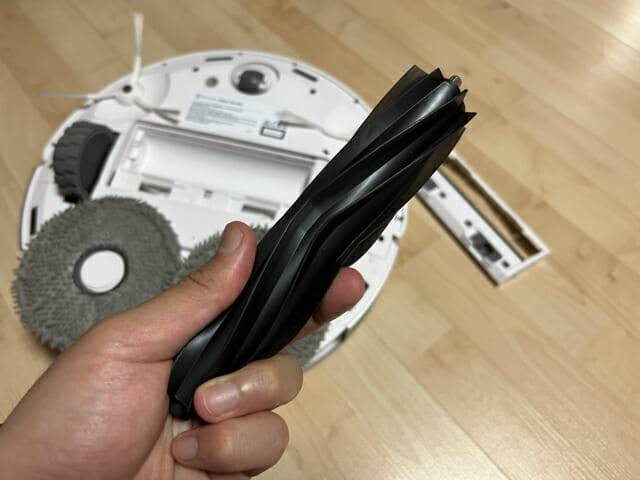 에코백스 '디봇 T20 옴니' 진공청소 브러시는 고무 재질로 구성했다. (사진=지디넷코리아)