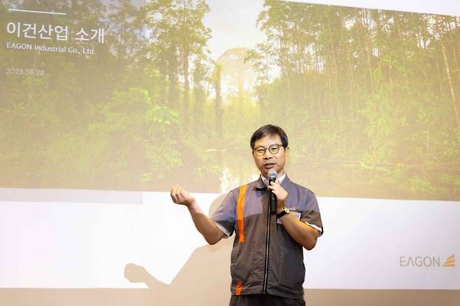 이길수 이건산업 대표가 28일 오전 인천 미추홀구 이건산업 본사에서 열린 기자간담회에서 인사말을 하고 있다.