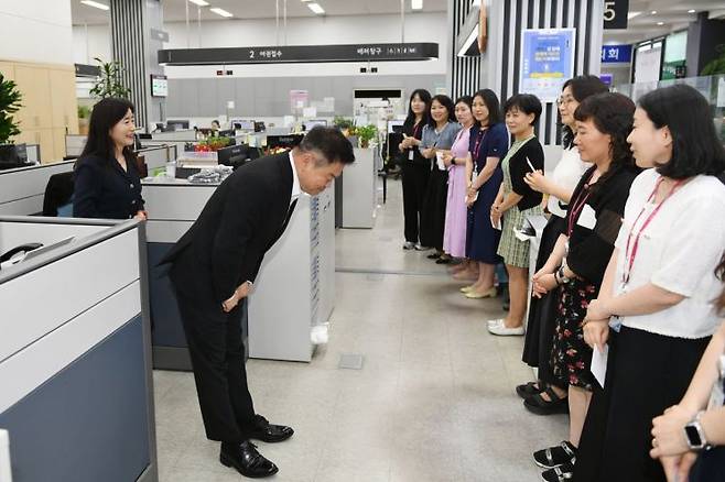 이필형 동대문구청장이 야간 민원실 연장근무자들에게 인사를 하고 있다.