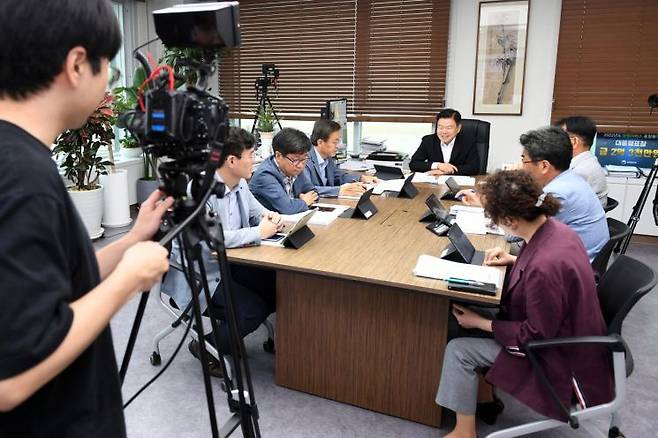 이필형 동대문구청장(사진 가운데)이 구 간부들과 함께 민선8기 1주년을 맞아 ‘유튜브 라이브 스트리밍 구정토크쇼’를 진행하고 있다.