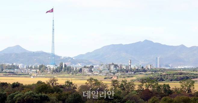 경기도 파주시 판문점 3초소에서 바라본 북한 기정동 마을에 북한 주민들의 모습이 보이고 있다. ⓒ사진공동취재단