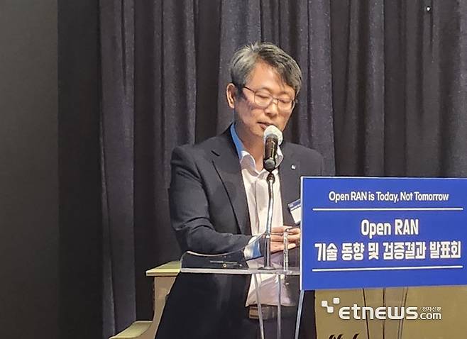 이태훈 삼지전자 대표가 28일 서울 상암동 중소기업회관 DMC타워에서 열린 ‘Open RAN 기술동향 및 검증결과 발표회’에서 오픈랜 기술을 소개하고 있다.