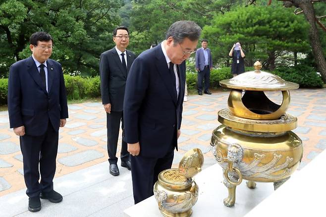 이낙연 전 더불어민주당 대표가 28일 오전 서울 동작구 국립현충원 김대중 전 대통령 묘역에서 참배하고 있다. 사진=뉴스1