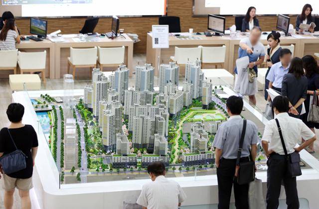 시민들이 견본주택을 보고 있다. 연합뉴스