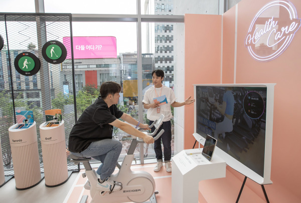 삼성 강남 2층 헬스케어존에서 고객이 갤럭시 워치의 헬스 기능을 체험하고 있다. 삼성전자 제공