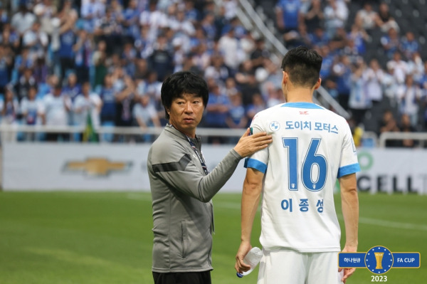 김병수(왼쪽) 수원 삼성 감독과 이종성. 사진=대한축구협회