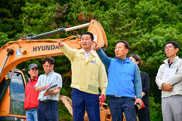 28일 경상남도 거제시 옥포2동장으로 변신한 박종우 경상남도 거제시장(왼쪽에서 세 번째)이 내달 1일 개장 예정인 덕포해수욕장에서 주차 문제 등에 대해 주민들과 의견을 나누고 있다. [사진=경상남도 거제시]