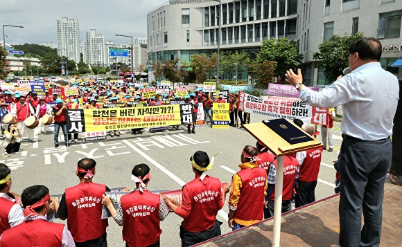 경상남도 합천군민 500여명과 황강 광역취수장 관련 대책위원회가 28일 세종특별자치시 환경부 앞에서 황강 광역취수장 결사 반대를 주장하며 대규모 집회를 열고 있다. [사진=경상남도 합천군]