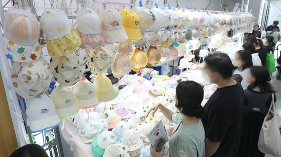 15일 오전 대구 북구 엑스코에서 열린 '대구 베이비＆키즈 페어'에서 부모들이 유아용 옷을 살펴보고 있다. 연합뉴스